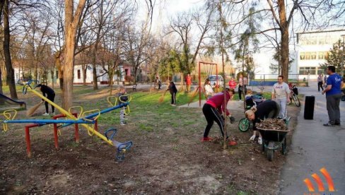 POČELI SA PROLEĆNIM AKCIJAMA: U Sečnju uredili park u centru sela