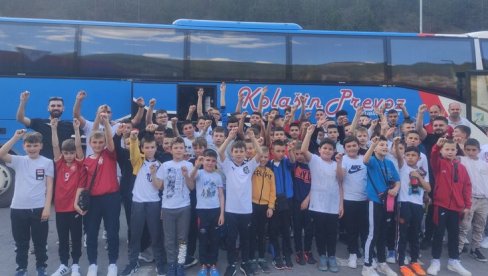 VI STE PONOS SRBIJE: Orlovi dobili podršku sa Kosova i Metohije! Mališani iz Gnjilana na Marakani