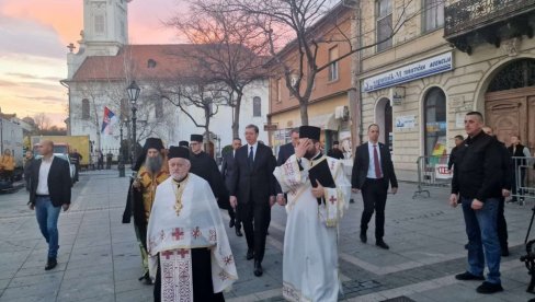 DRŽAVNA CEREMONIJA U SOMBORU: Vučić stigao na obeležavanje Dana sećanja na stradale u NATO agresiji (VIDEO)