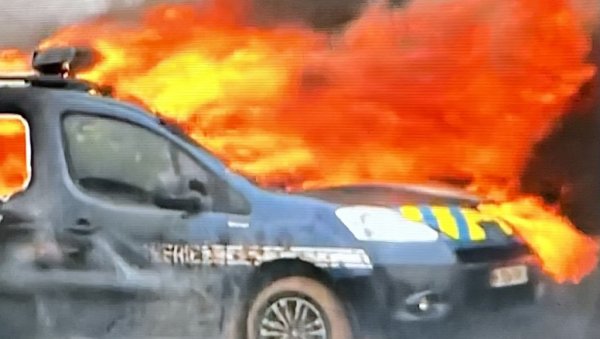 НАПЕТО У ФРАНЦУСКОЈ: Протестанти запалили полицијске аутомобиле