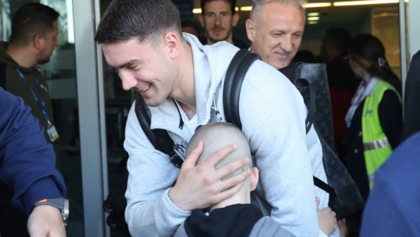 ДА СЕ РАЗНЕЖИШ: Навијачи у Црној Гори нису могли да сакрију емоције, стигли фудбалери Србије (ФОТО)