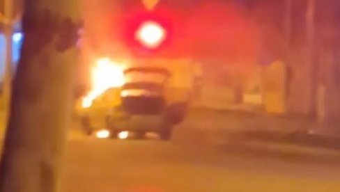 GORI AUTOMOBIL U ZRENJANINU: Buktinja na magistrali - policija obezbeđuje vozilo (VIDEO)