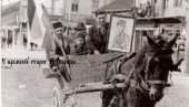 POGLEDAJTE FOTOGRAFIJU IZ KRUŠEVCA 27. MARTA 1941. GODINE: Posle vojnog puča Kruševljani nose sliku maloletnog kralja