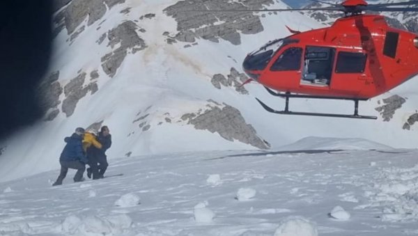 ПРВЕ СЛИКЕ ДРАМЕ НА ПРОКЛЕТИЈАМА: Српски планинари заглављени под снегом, један од њих тешко повређен (ФОТО)