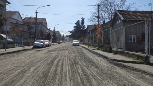 МАШИНЕ НА ЈУЛИНОМ БРДУ: На територији општине Чукарица теку радови на санацији улица који ће потрајати месец дана