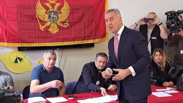 СА ИФТАРА НА ИЗБОРЕ: Ђукановић не одустаје од гласова дијаспоре, пре две ноћи присуствовао бошњачкој светковини у Хановеру