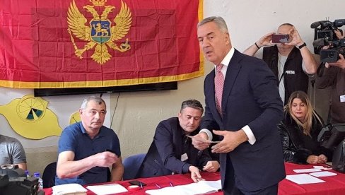 SA IFTARA NA IZBORE: Đukanović ne odustaje od glasova dijaspore, pre dve noći prisustvovao bošnjačkoj svetkovini u Hanoveru