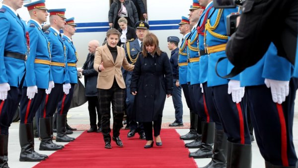 ПРЕДСЕДНИЦА ГРЧКЕ СТИГЛА У СРБИЈУ: На аеродрому је дочекала премијерка Брнабић (ФОТО)