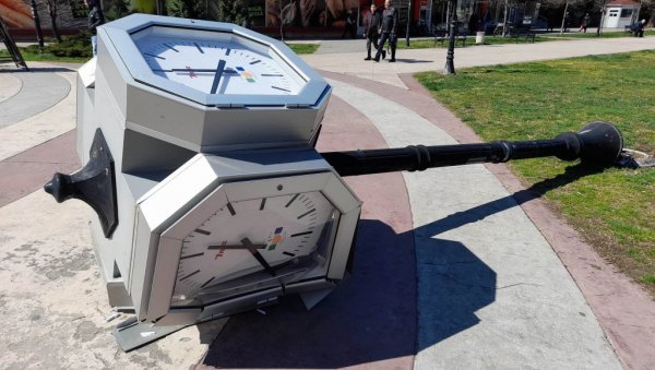 ЈАКИ УДАРИ ВЕТРА У НЕГОТИНСКОЈ КРАЈИНИ: Оборен јавни градски сат у Неготину (ФОТО)