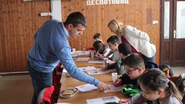 ОРГАНИЗОВАНЕ И РАДИОНИЦЕ: У Деспотовцу ђаке учили о историјату и принципима Црвеног крста (ФОТО)