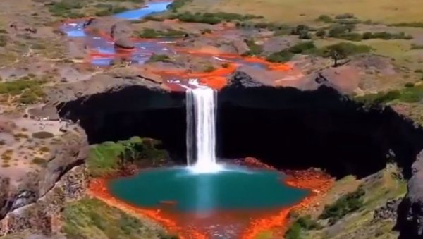 КАД СЕ ПРИРОДА ПОИГРА СА БОЈАМА: Нестваран призор чудесног водопада у бајковитом пејзажу (ВИДЕО)