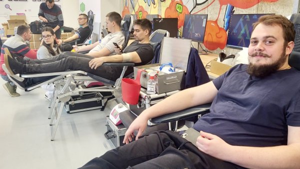 ХУМАНОСТ УЗ ВР НАОЧАРЕ: У новосадском НТП организована акција давања крви на посебан начин: