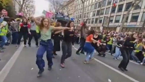 KAĆUŠA NA ULICAMA PARIZA: Pogledajte performans mladih tokom antirežimskih protesta (VIDEO)