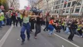 KAĆUŠA NA ULICAMA PARIZA: Pogledajte performans mladih tokom antirežimskih protesta (VIDEO)