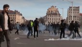 ВОДЕНИ ТОПОВИ И СУЗАВАЦ: Погледајте сукобе у Лиону на протестима против реформе пензионог система (ВИДЕО)