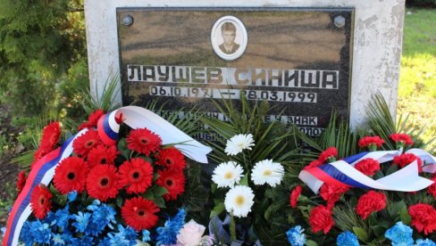 POČAST VODNIKU SINIŠI LAUŠEVU: Položeni venci na spomen-obeležju u selu Nadalj kod Srbobrana