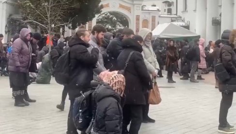 (UŽIVO) ODBRANA KIJEVSKO-PEČERSKE LAVRE: Ukrajinci pišu da se ljudi razilaze, oko 200 vernika i dalje u svetinji (FOTO/VIDEO)