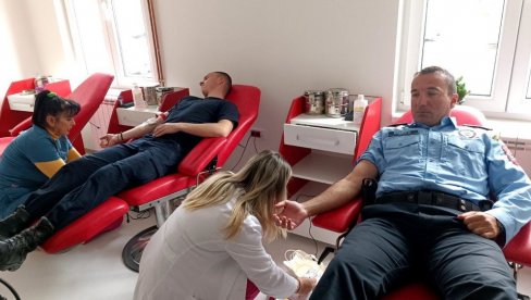ХУМАНИ ЧУВАРИ МИРА: У Источном Сарајеву полицајци најредовнији даваоци крви