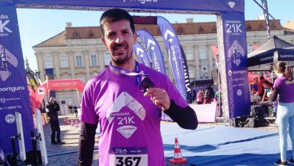 ПРОМОТЕР ПАРАЋИНА У ТЕМИШВАРУ: Саша Петровић трчао на полумаратону, па посетио Савез Срба Румуније