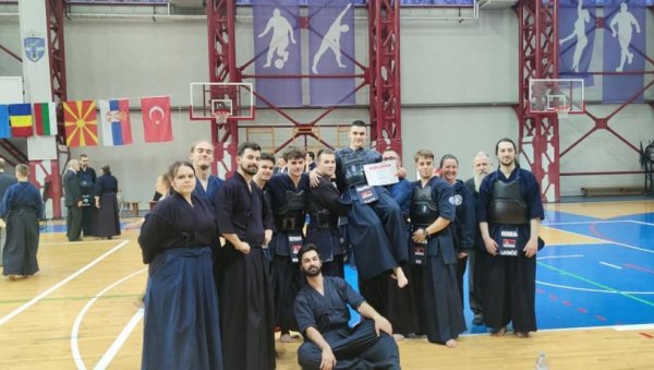 СРЕБРО ЗА РЕПРЕЗЕНТАТИВЦЕ ИЗ ПАРАЋИНА: Вељко и Лука блистали у Румунији на Кендо купу