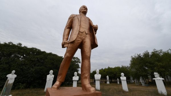 МЛАДОГ ЛЕЊИНА ВИШЕ НЕМА: Украјинци демонтирали споменик руском револуционару у Одеси