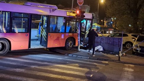 PRVE FOTOGRAFIJE SA ČUKARICE: Vozač GSP-a preminuo za volanom - autobus naleteo na četiri vozila (FOTO/VIDEO)