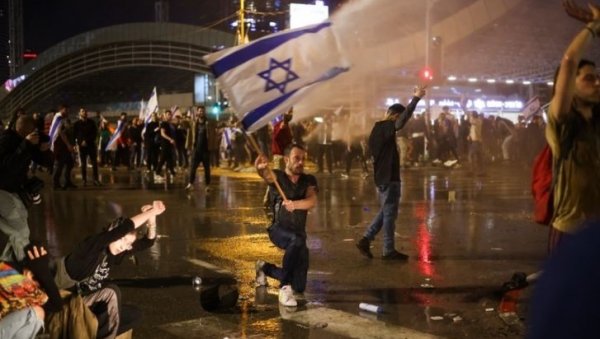 ПРОТЕСТИ У ЈЕРУСАЛИМУ: Демонстранти се везали за капију Кнесета (ВИДЕО)
