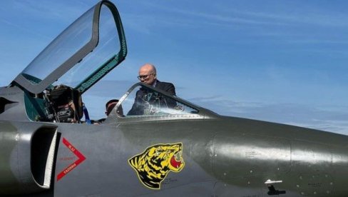 ČUVALI SU OTADŽBINU U NAJTEŽIM TRENUCIMA: Ministar Vučević obišao legendarnu 98. vazduhoplovnu brigadu (FOTO)