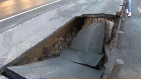 OTVORIO SE KRATER U KOLOVOZU: Velika rupa u Ulici Teodora Drajzera iznenadila vozače
