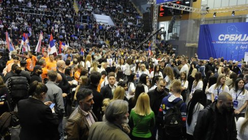 ХАЛОМ ОДЈЕКУЈЕ – СРБИЈА!, СРБИЈА! Пола сата пре доласка председника Вучића дворана у Краљеву дупке пуна