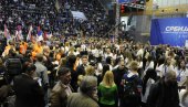 HALOM ODJEKUJE – SRBIJA!, SRBIJA! Pola sata pre dolaska predsednika Vučića dvorana u Kraljevu dupke puna
