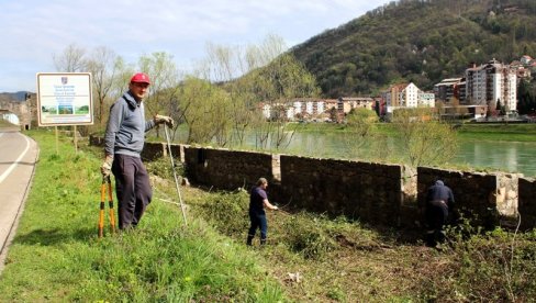 ČISTE I UREĐUJU GRADSKU KAPIJU: Zvornički planinari i ove godine učestvuju u tradicionalnoj akciji April-mesec čistoće“