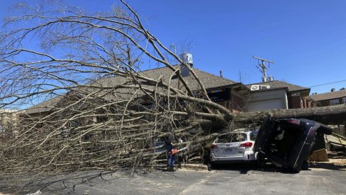 ЦРНЕ БРОЈКЕ РАСТУ: Најмање 26 људи погинуло у торнадима на југу и средњем западу Америке (ВИДЕО)
