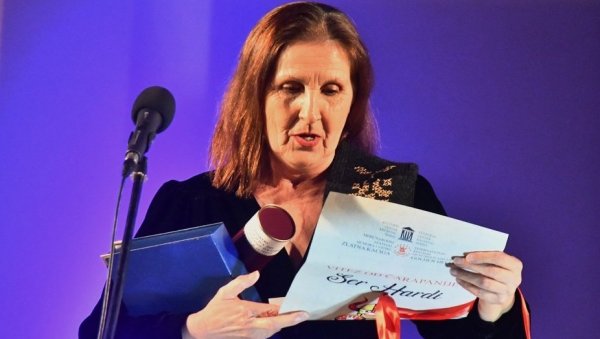 БИЛА ЈЕ ЗЛАТАНА У КУЛТУРНОЈ СЕРИЈИ СЕЛО ГОРИ“: Позната глумица Олга Одановић проглашена за Витеза од Чарапаније“ (ФОТО)