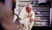 ПОЉАЦИ ИЗАШЛИ НА УЛИЦЕ ВАРШАВЕ: Обележили годишњицу смрти папе Јована Павла Другог