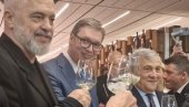 HVALA NA DIVNIM DOČEKU! Predsednik Vučić sa italijanskim zvaničnicima obišao Sajam vina u Veroni (VIDEO)