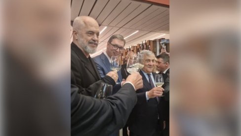 HVALA NA DIVNOM DOČEKU! Predsednik Vučić sa italijanskim zvaničnicima obišao Sajam vina u Veroni (VIDEO)