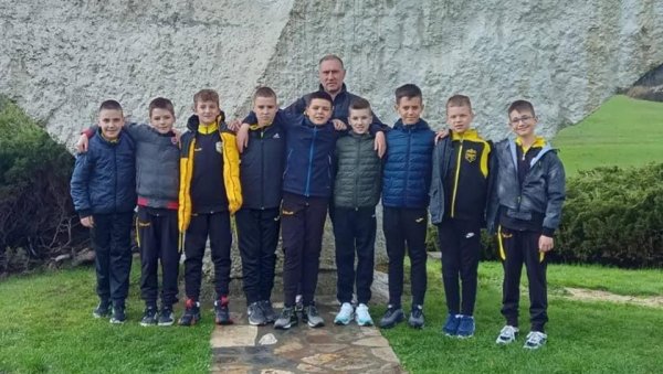 МАЛИ ФУДБАЛЕРИ ИЗ ЗРЕЊАНИНА ВИЦЕШАМПИОНИ СРБИЈЕ: Жуто-црна фудбалска подморница обезбедила пласман у Будву (ФОТО)