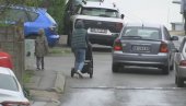 ТРОТОАР ПРЕУЗАК И ЗА ПЕШАКЕ: Честа слика у Миријеву да беби-колица мајке возе по коловозу јер немају куд