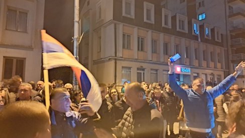 PORED LIMA VESELI SE SRPSKI ROD: Neopisivo slavlje u Beranama, pretplaćenim na pobede nad Đukanovićem (FOTO/VIDEO)
