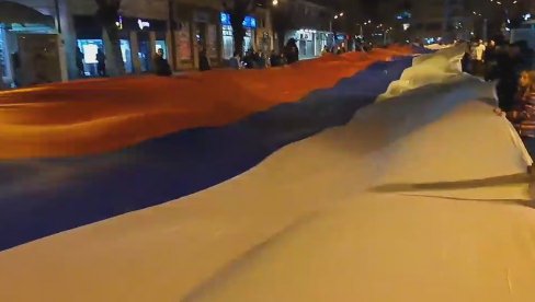 OGROMNA TROBOJKA U BERANAMA: Srbi razvili simbol litija u centru grada (VIDEO)