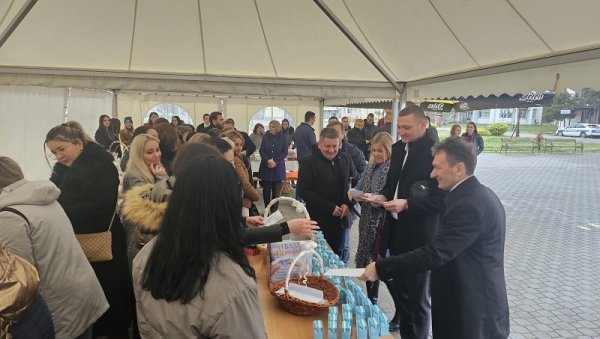 УЈЕДИЊЕНИ У ПОМОЋИ ПЕТРУ: У Угљевику организован хуманитарни базар за помоћ болесном суграћанину