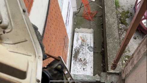 ПУКЛО ЈЕ КАО ЕКСПЛОЗИЈА: Бетонска тераса тешка више од 300 килограма срушила се испред зграде у Нишу (ФОТО)