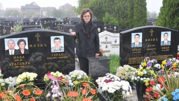ЖИВИМ, А НИСАМ ЖИВА: Нада Милић у рату 1999. године изгубила два сина, трећи преминуо од туге за браћом