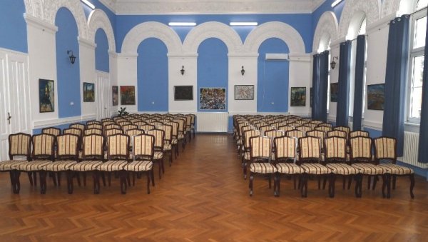 УРЕЂЕЊЕ ПОМОГЛА ЛОКАЛНА САМОУПРАВА: Реновирана свечана сала у Средњој школи „Милоје Васић“