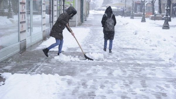 ВЕТАР ПРАВИ НАНОСЕ Снежне (не)прилике у краљевачком крају (ФОТО)