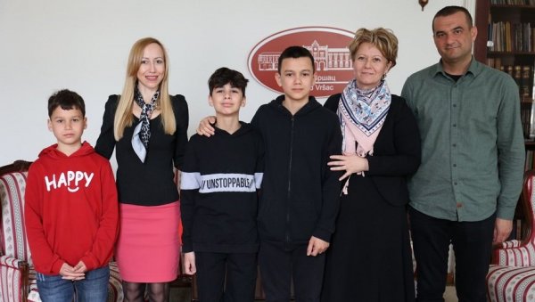 ВРШАЦ ДОБИЈА ПРВИ СКЕЈТ-ПАРК: Градоначелница услишила иницијативу основаца (ФОТО)