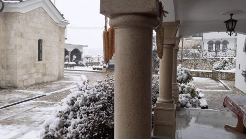 ЗАБЕЛЕЛО СЕ И ОКО СВЕТИЊЕ: Снег код Манастира Тавна, задужбине Немањића - Монаштво старо, падавине нема ко да чисти