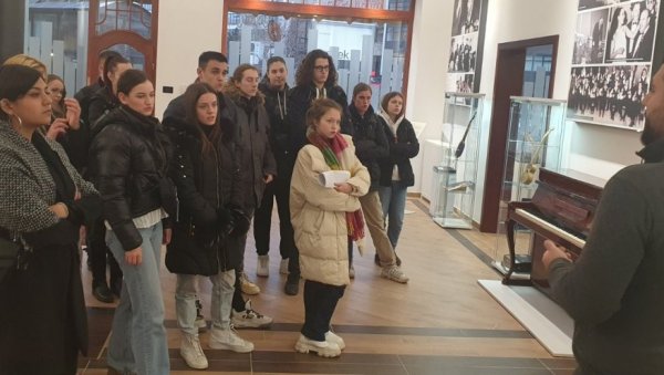 БЛУЗ ГАРАВИХ СОКАКА :  Документарни филм о Мики Антићу у Музеју тамбурице