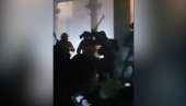 PENDREČENJE, PLAČ I JAUK: Pogledajte brutalnost izraelske policije nad palestinskim mladićima u džamiji Al Aksa (VIDEO)